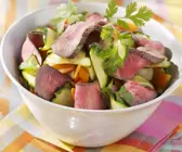 Streifen vom Filetsteak mit Gemüsesalat und Koriander