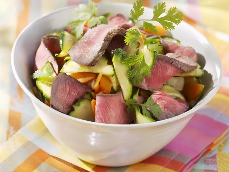 Streifen vom Filetsteak mit Gemüsesalat und Koriander