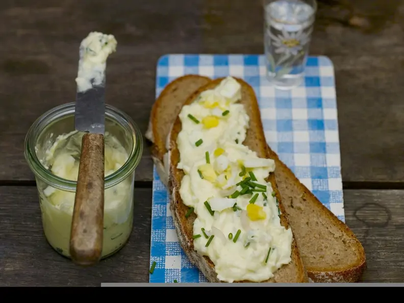 Bauernbrot mit Kartoffel-Quark-Aufstrich