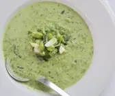 Erbsen-Minz-Kaltschale mit Joghurt und Parmesan