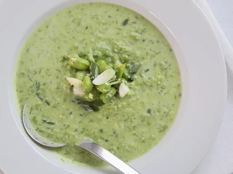 Erbsen-Minz-Kaltschale mit Joghurt und Parmesan