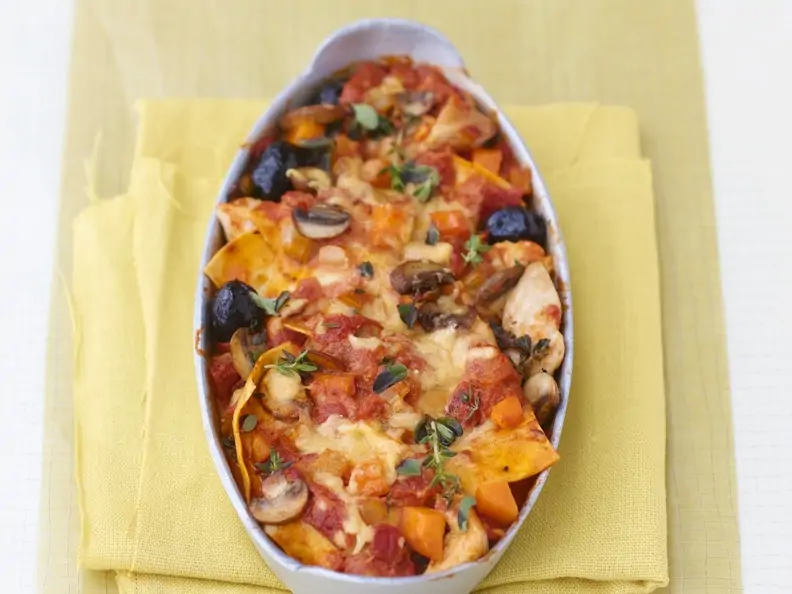 Lasagne mit Hähnchen, Provolone-Käse und Oliven