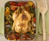 Geschmortes Hühnchen mit Gemüse und Kräutern
