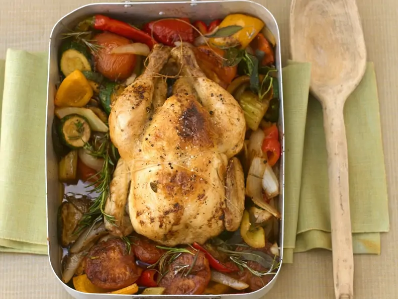 Geschmortes Hühnchen mit Gemüse und Kräutern
