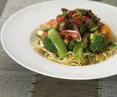 Eiernudeln mit Gemüse auf chinesische Art
