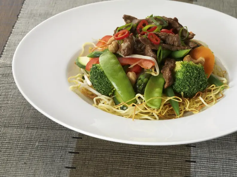 Eiernudeln mit Gemüse auf chinesische Art