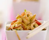 Hühnchen-Garnelen-Salat mit Nudeln und Gemüse