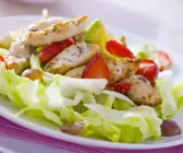 Eisbergsalat mit Hähnchenbrust, Erdbeeren und Avocados