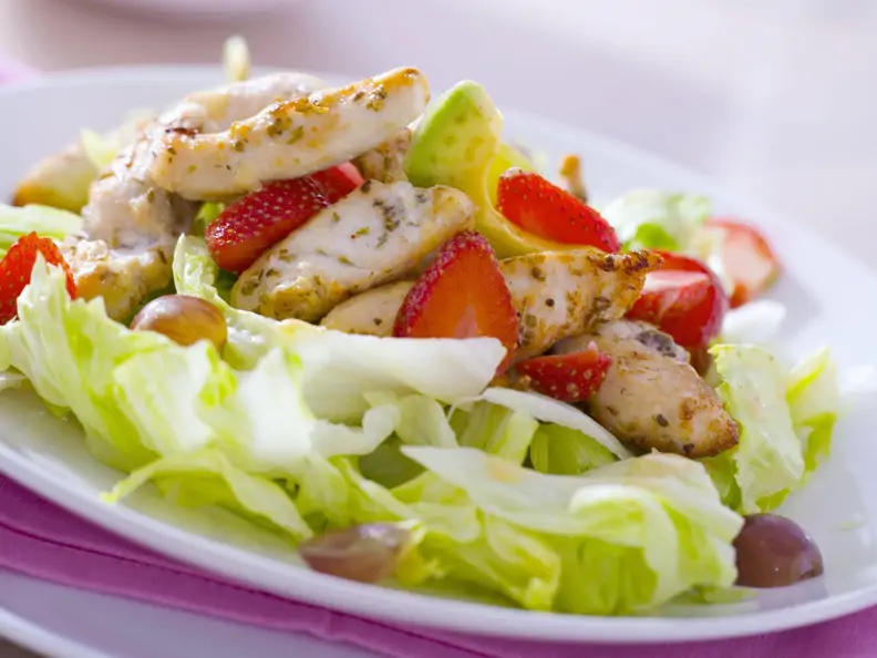 Eisbergsalat mit Hähnchenbrust, Erdbeeren und Avocados