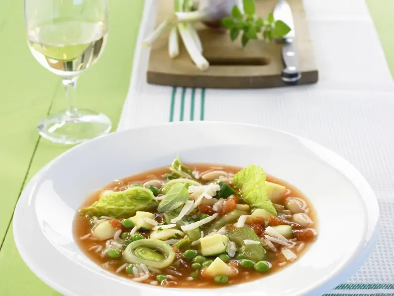 Gemüsesuppe mit Reis auf italienische Art