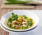 Lauchzwiebelsuppe mit Croutons und Parmesan