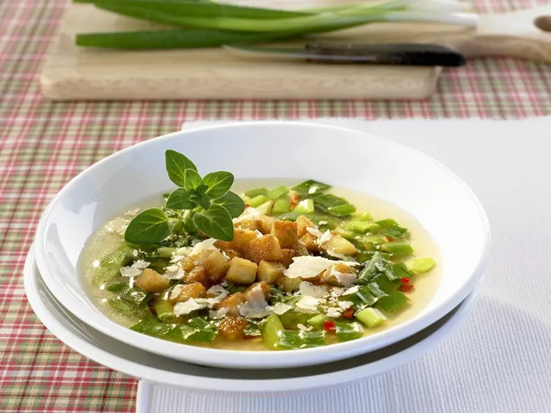 Lauchzwiebelsuppe mit Croutons und Parmesan
