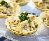 Küchlein mit Nudelsalat