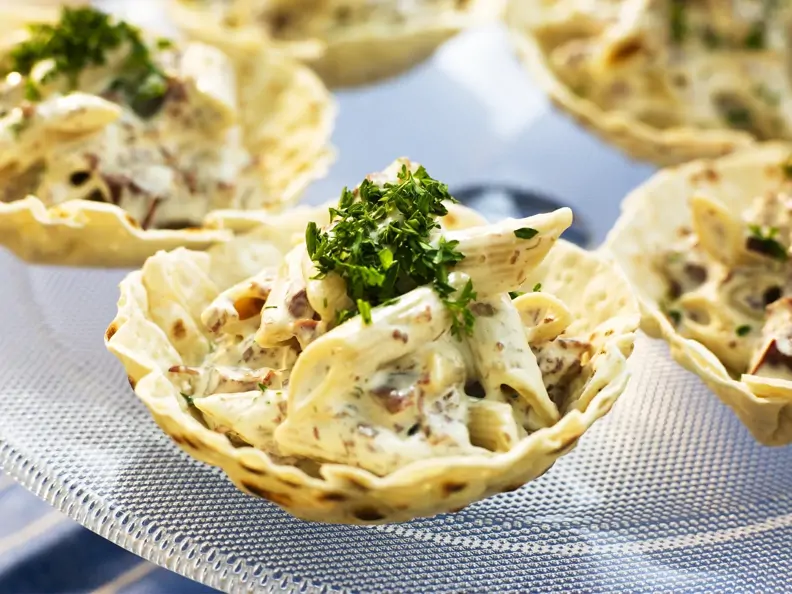 Küchlein mit Nudelsalat