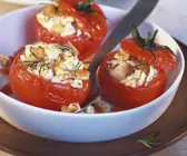 Mit Feta gefüllte Tomaten in einer Auflaufform