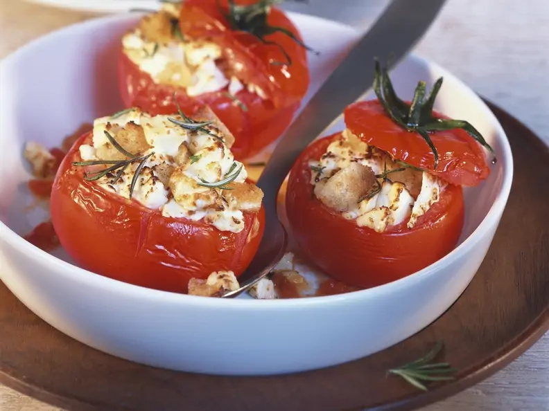 Mit Feta gefüllte Tomaten in einer Auflaufform