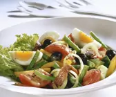 Gemischter Salat mit Eiern, Oliven und Sardellen