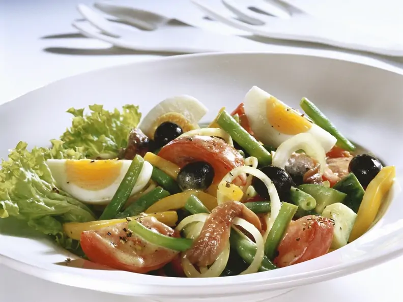 Gemischter Salat mit Eiern, Oliven und Sardellen