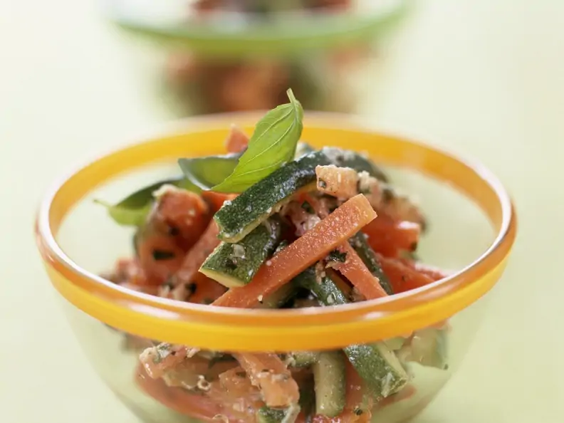 Zucchini-Möhren-Rohkost mit Mandeldressing