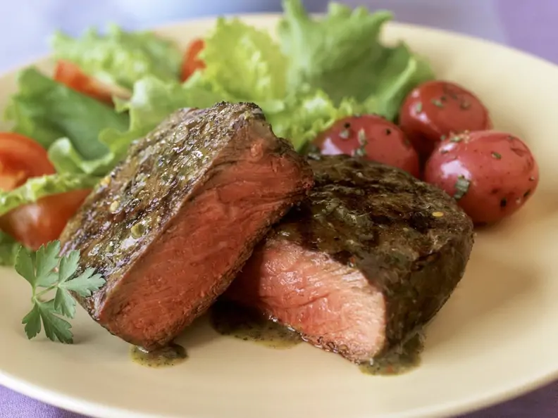 Filetsteak vom Rind mit Kräutersauce