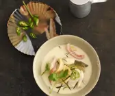 Kokossuppe mit Hühnchen auf thailändische Art