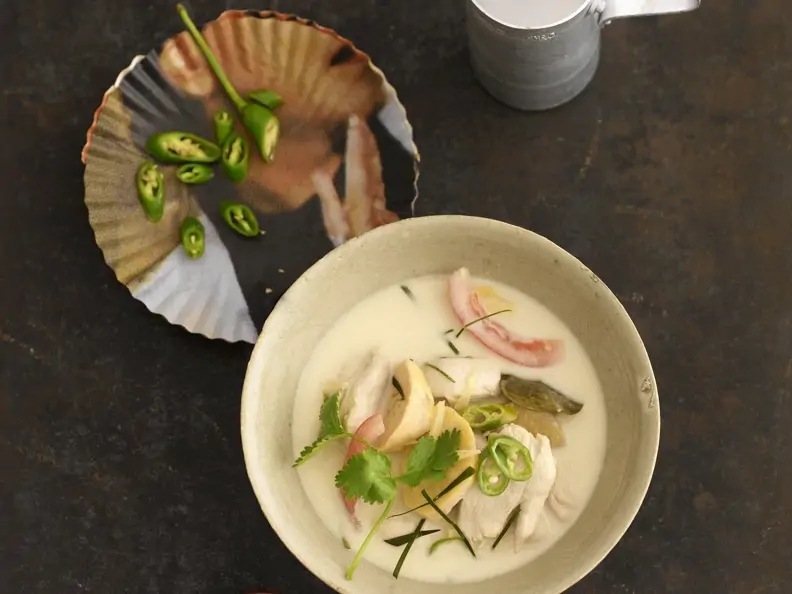 Kokossuppe mit Hühnchen auf thailändische Art