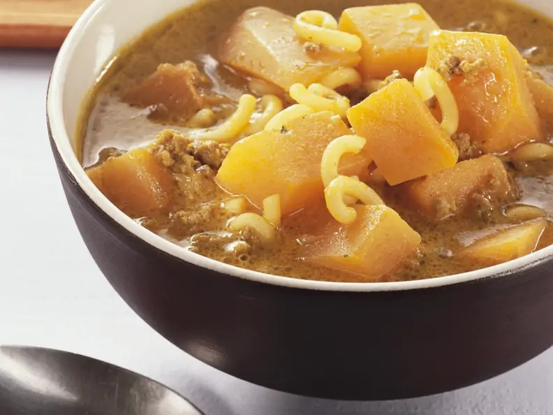 Hackfleisch-Kürbissuppe mit Nudeln