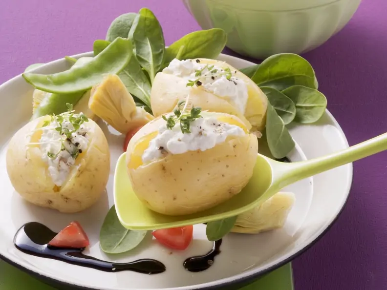 Kartoffeln mit Cottage Cheese und Rapunzelsalat
