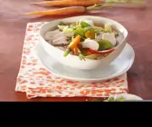 Suppe mit Nudeln und Mozzarella