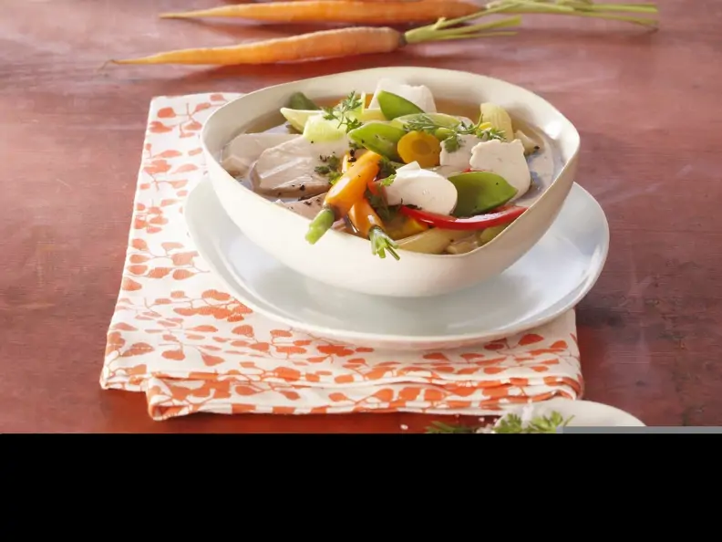Suppe mit Nudeln und Mozzarella