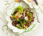 Grüner Salat mit Blauschimmelkäse, essbaren Blüten und Pecanüssen