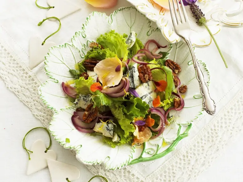 Grüner Salat mit Blauschimmelkäse, essbaren Blüten und Pecanüssen