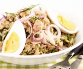 Thunfisch-Reissalat mit roten Zwiebeln und Ei