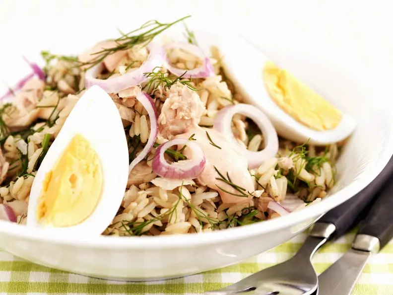 Thunfisch-Reissalat mit roten Zwiebeln und Ei