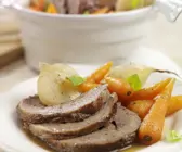 Rinderbraten mit Zwiebel-Karotten-Gemüse
