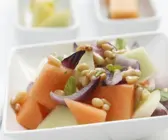 Melonen-Zwiebel-Salat mit Pinienkernen