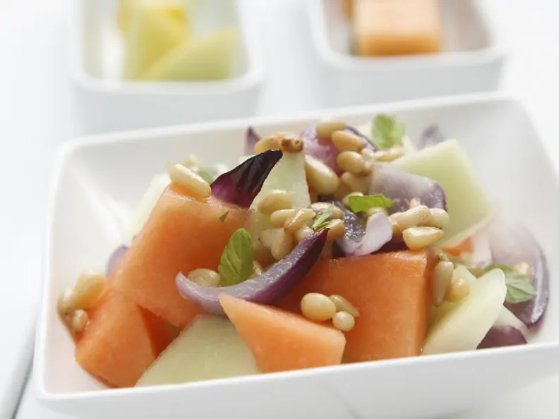Melonen-Zwiebel-Salat mit Pinienkernen