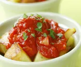 Gebackene Kartoffeln mit Tomatensoße auf spanische Art