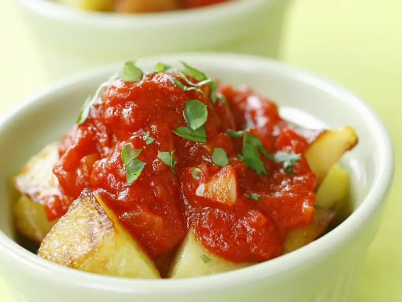 Gebackene Kartoffeln mit Tomatensoße auf spanische Art