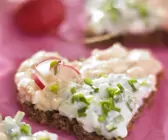 Herz-Häppchen mit Frischkäse, Radieschen und Schnittlauch