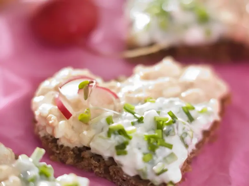 Herz-Häppchen mit Frischkäse, Radieschen und Schnittlauch