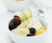 Ricotta-Kokos-Creme mit Obst
