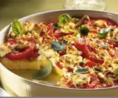 Auflauf aus Polenta, Tomaten und Schafskäse