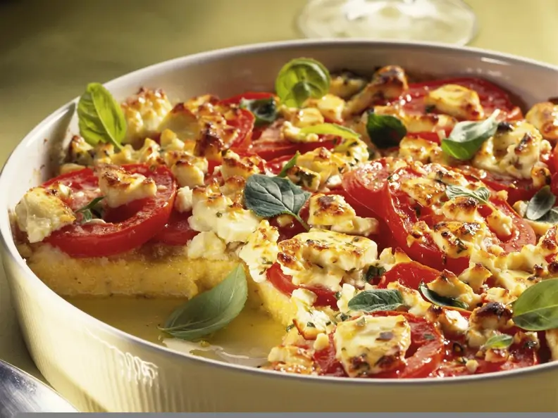 Auflauf aus Polenta, Tomaten und Schafskäse