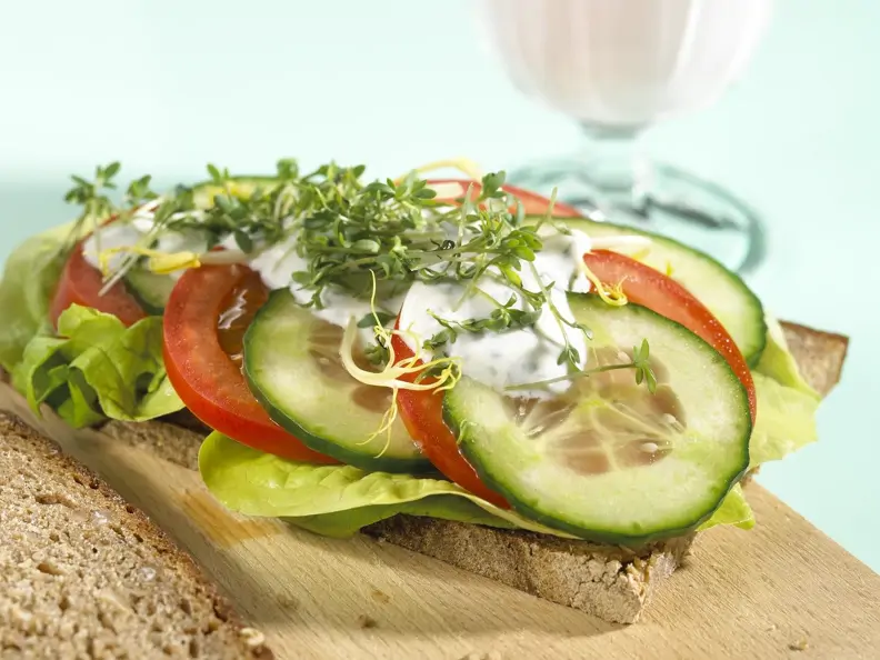 Tomaten-Brot mit Gurke und Kresse