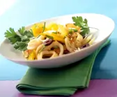Tintenfischsalat nach portugiesischer Art mit Paprika und Oliven