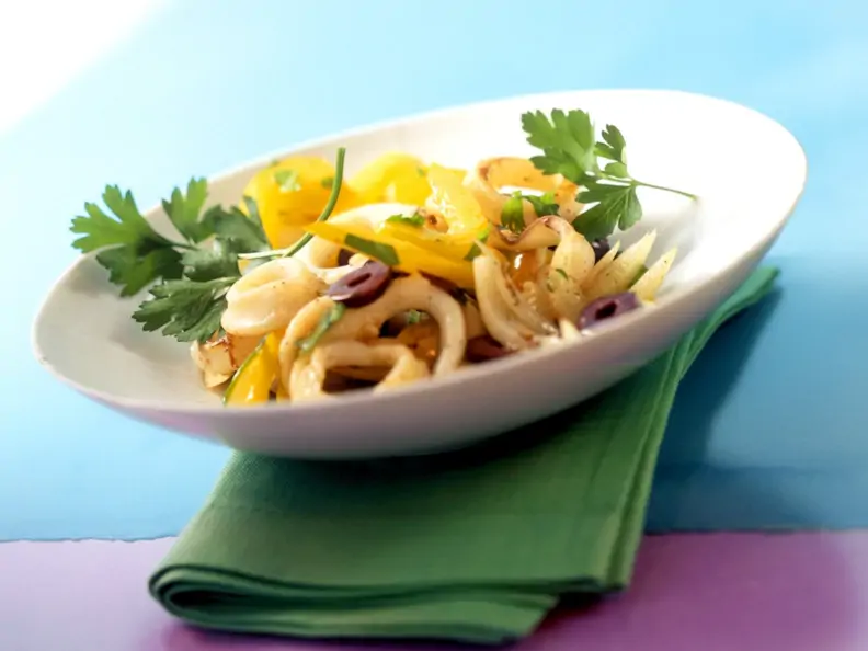 Tintenfischsalat nach portugiesischer Art mit Paprika und Oliven