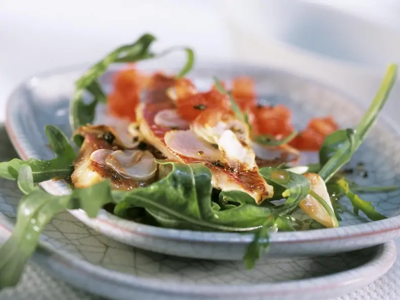 Rotbarbe auf Rucola mit Tomaten-Vinaigrette