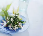 Spinat-Radieschen-Salat mit Schafskäse