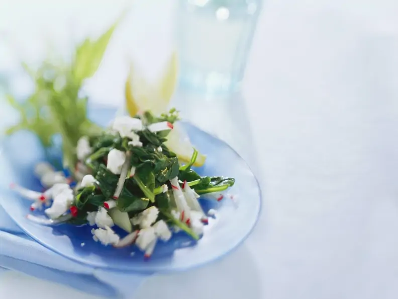 Spinat-Radieschen-Salat mit Schafskäse